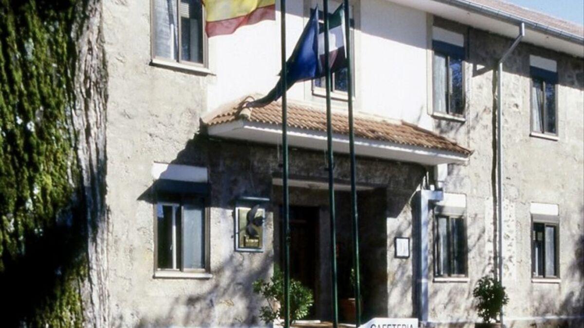 La hospedería La Serrana en Piornal lleva 8 años cerrada.
