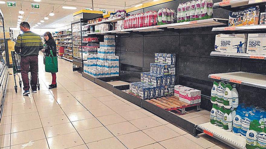 Estantes arrasados de un supermercado al inicio de la pandemia. | J. L. F.