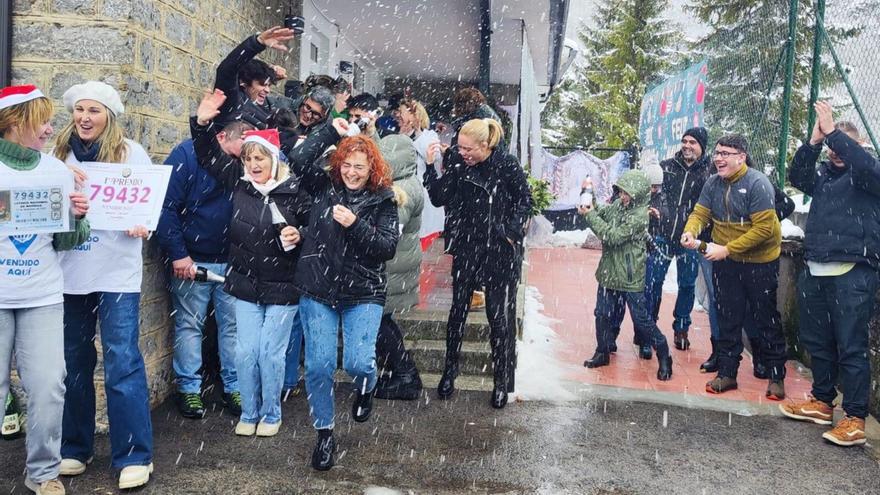 Trabajadores de la Asociación de Familiares de Alzhéimer, familiares y vecinos agraciados celebran con champán que les tocó el Gordo. | A. G.-O.
