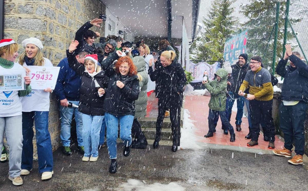Trabajadores de la Asociación de Familiares de Alzhéimer, familiares y vecinos agraciados celebran con champán que les tocó el Gordo. | A. G.-O.