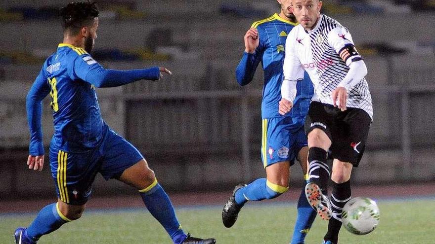 Óscar Pérez golpea el balón en el duelo ante el Celta B.