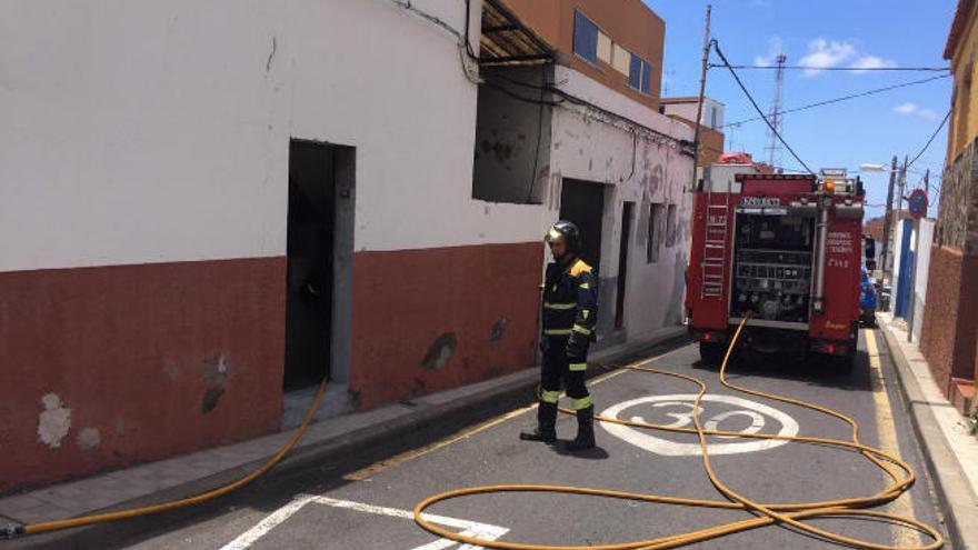Bomberos del Consorcio de Tenerife sofocaron el fuego en una vivienda de la calle Chafiras.