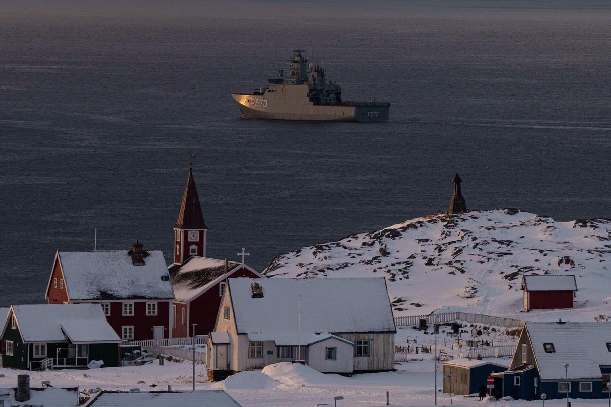 El buque militar HDMS Knud Rasmussen de la Royal Danish Navy patrulla cerca de Nuuk, Groenlandia, el jueves, enero. 15, 2026. (AP Foto/Evgeniy Maloletka)