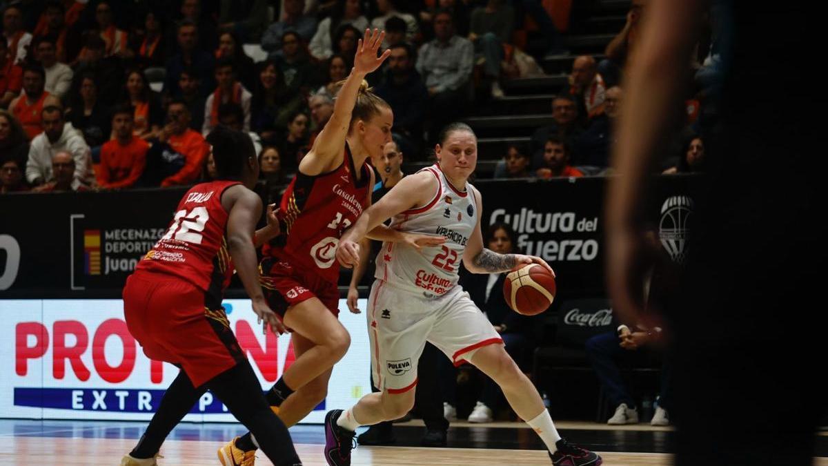 Alina Iagupova, en su primera gran exhibición en el Valencia Basket