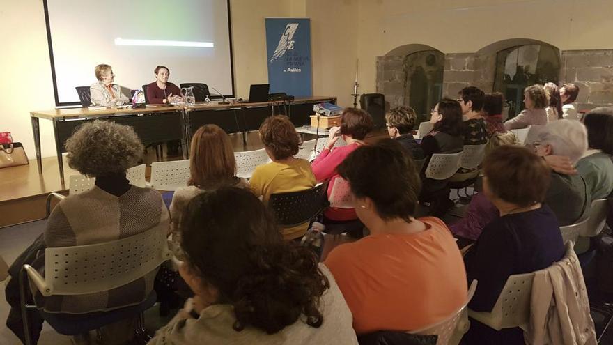 Socorro Suárez Lafuente e Isabel Carrera, ayer, durante la presentación del libro en el palacio de Valdecarzana