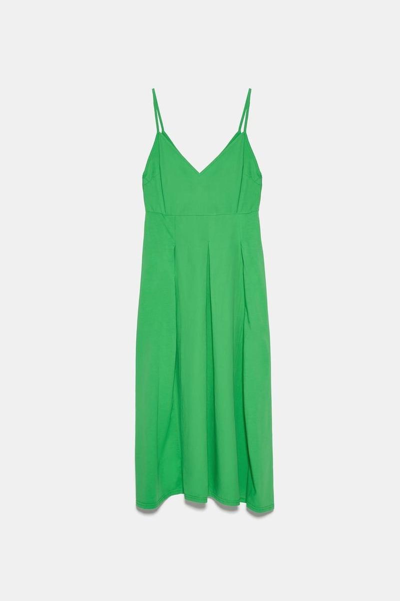 Vestido midi tablas en color verde de Zara. (Precio: 22,95 euros. Precio rebajado: 15,99 euros)