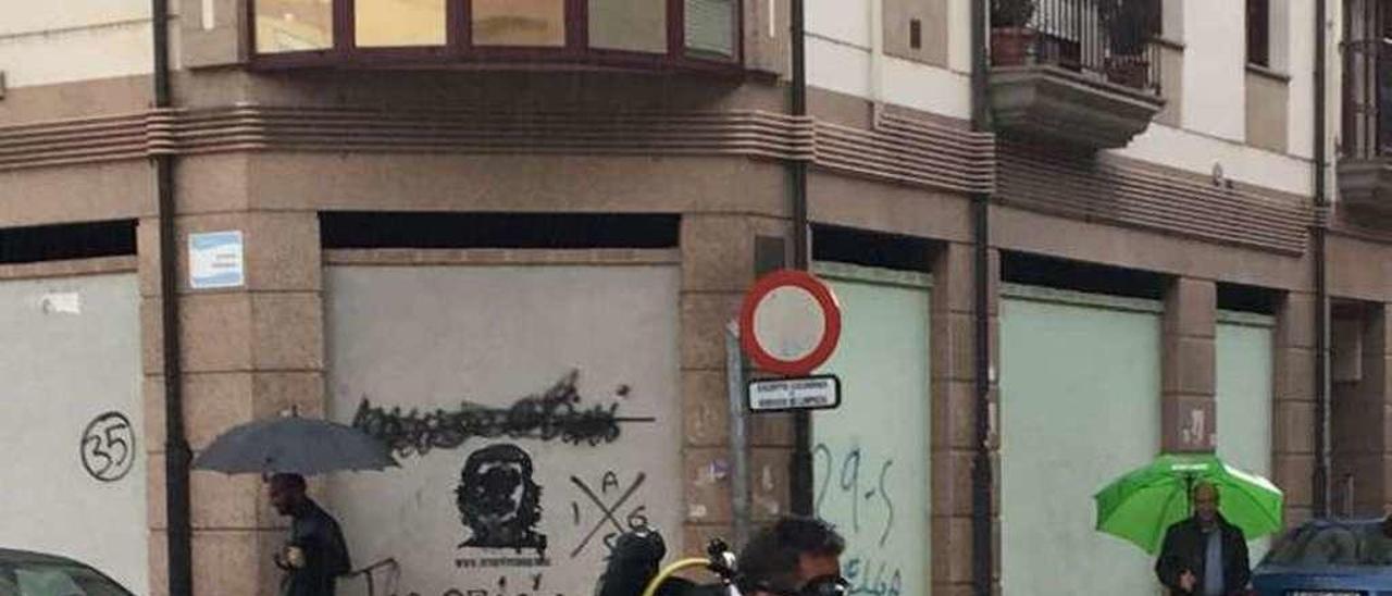 José Luis Arca, vestido de buzo en septiembre del pasado año, en la calle Julián Duro tras una jornada de intensas lluvias.