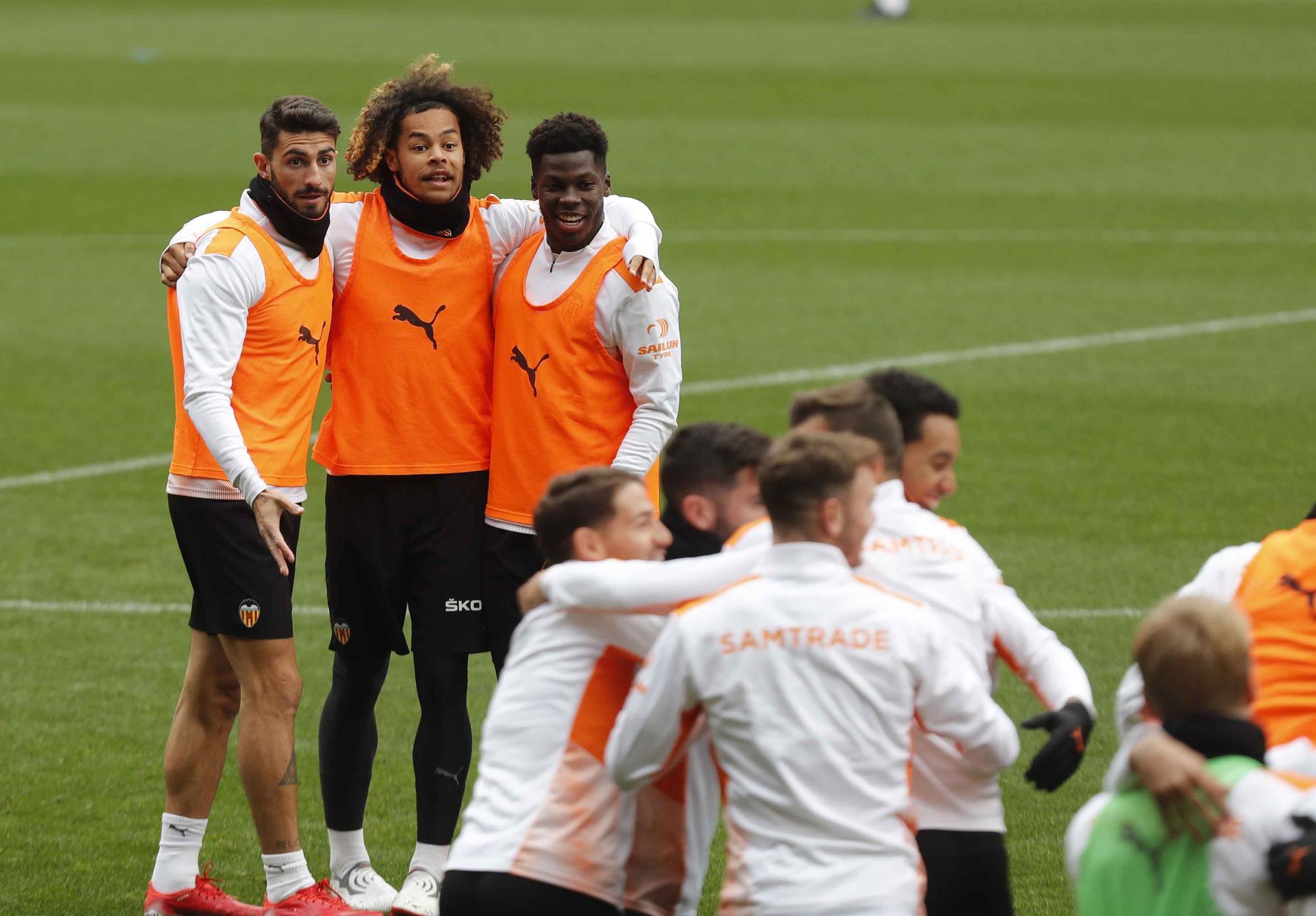 El Valencia se entrena por última vez antes del partido frente al Elche