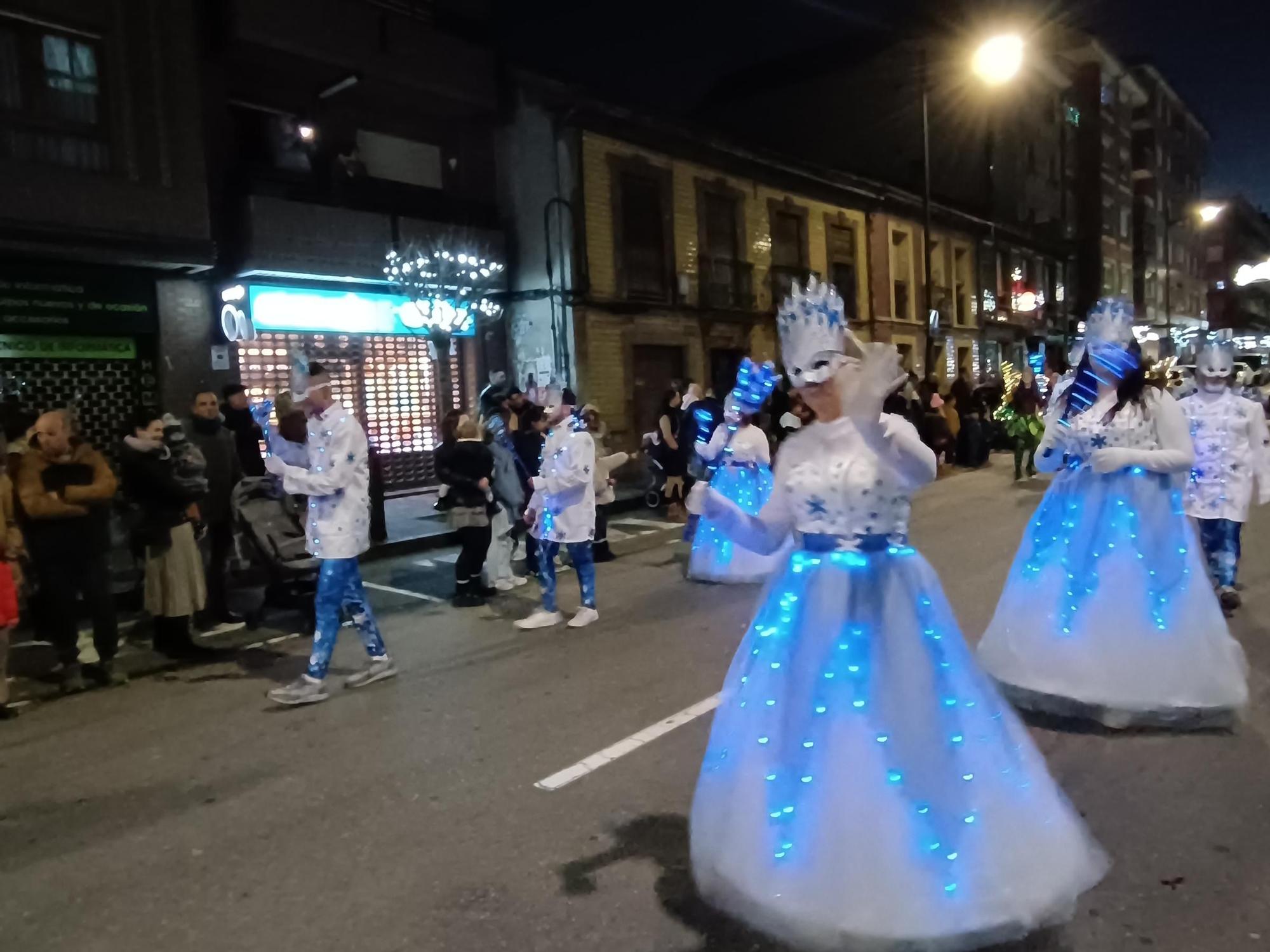 En imágenes: así fue la primera cabalgata de Papá Noel de El Berrón