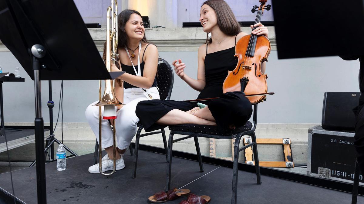 Laura Torroba con una compañera de colombia, en los ensayos del segundo concierto en el Teatro Griego de Berkeley