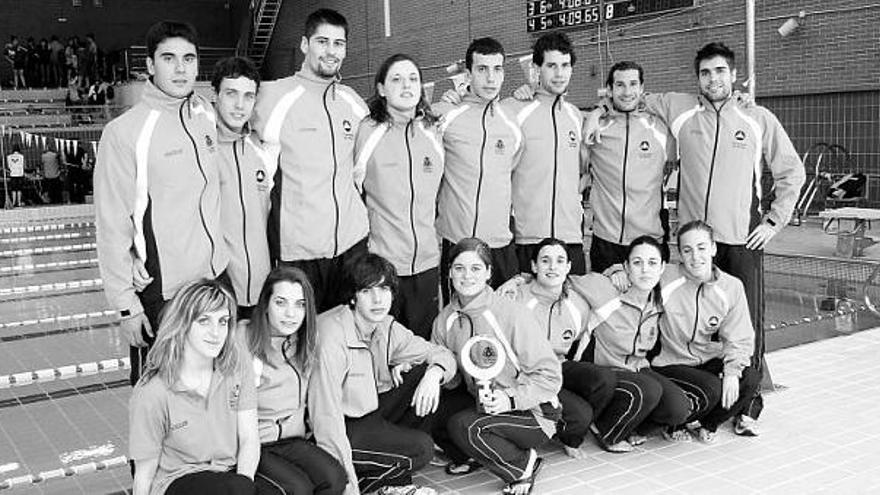 El equipo de natación de la Universidad de Oviedo que se proclamó campeón de España universitario en la competición celebrada en la piscina Paco Yoldi de Anoeta (San Sebastián).