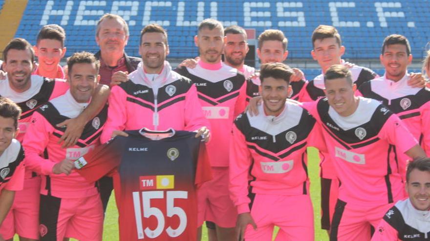 Falcón, rodeado de compañeros esta mañana con su camiseta conmemorativa