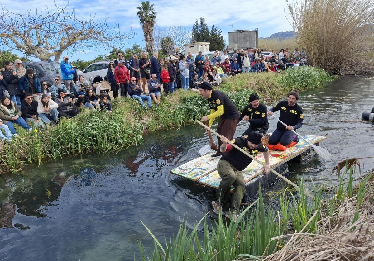 Valientes que se atrevieron ayer a descender las apacibles aguas del Bullent