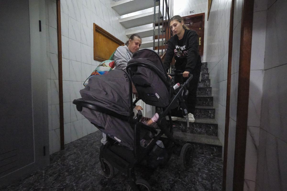 Andrea Suárez Bouza, junto a su madre, tiene gemelas de un año y vive en un cuarto sin ascensor.