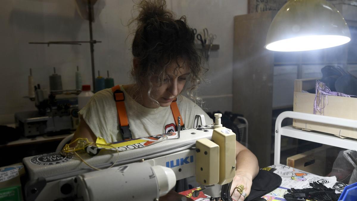 Marta Martínez en su taller de la empresa Las Culpas