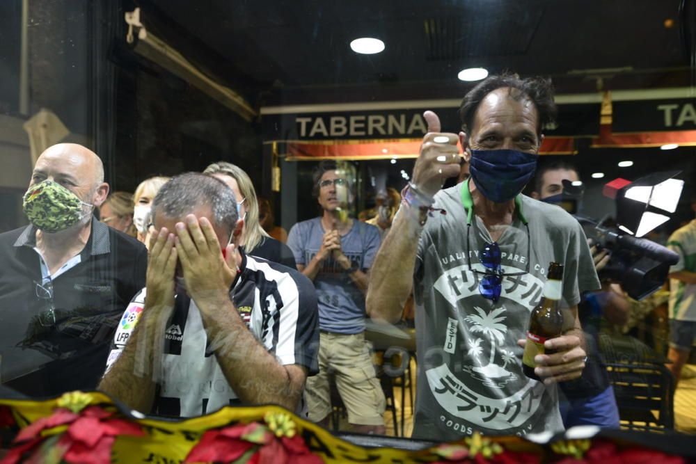 La afición celebra el ascenso del FC Cartagena