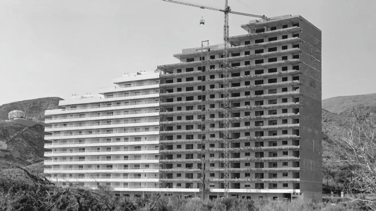 Construcció d’un dels grans blocs d’apartaments en la badia de Sant Antoni