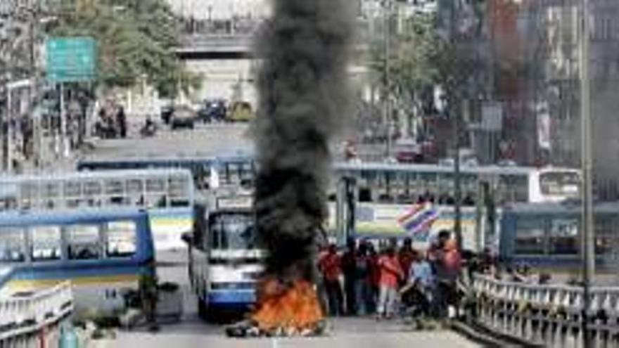 Los disturbios en Bangkok degeneran en batalla campal