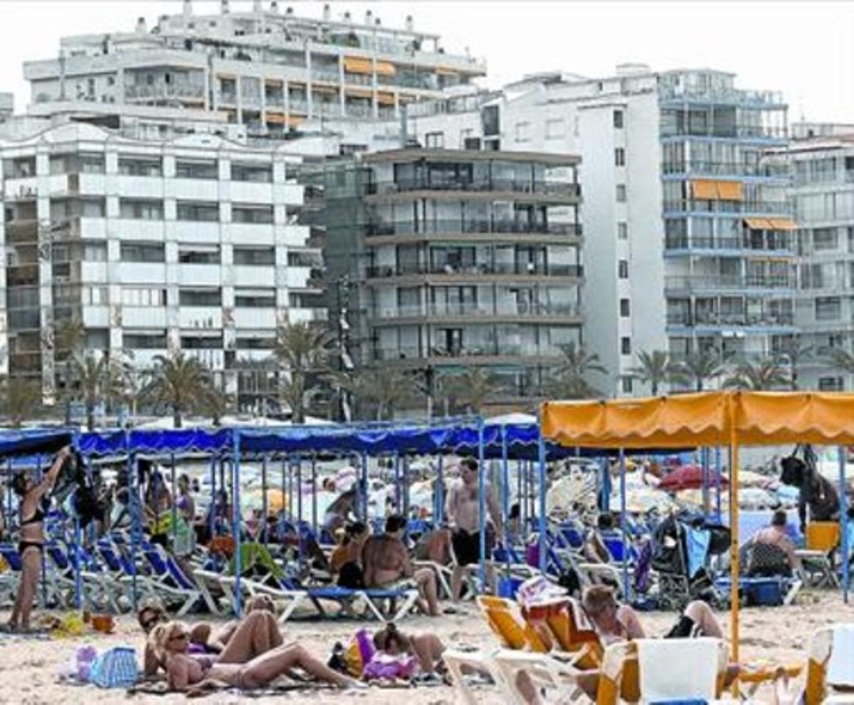 Sol i sorra. Edificis d’apartaments a primera línia de mar a Salou. Sol i sorra. Edificis d’apartaments a primera línia de mar a Salou.