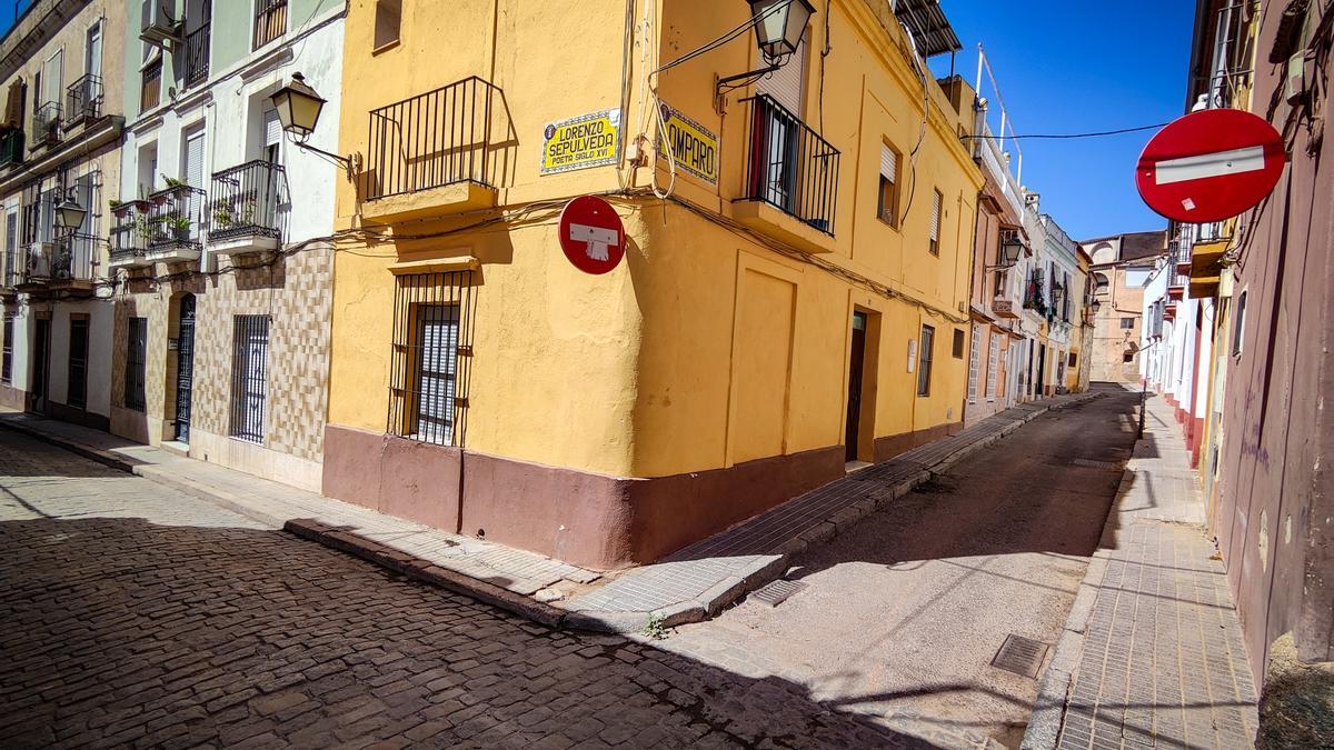 Vista general de la calle Amparo esquina con Sepúlveda, en el Casco Antiguo de Badajoz.