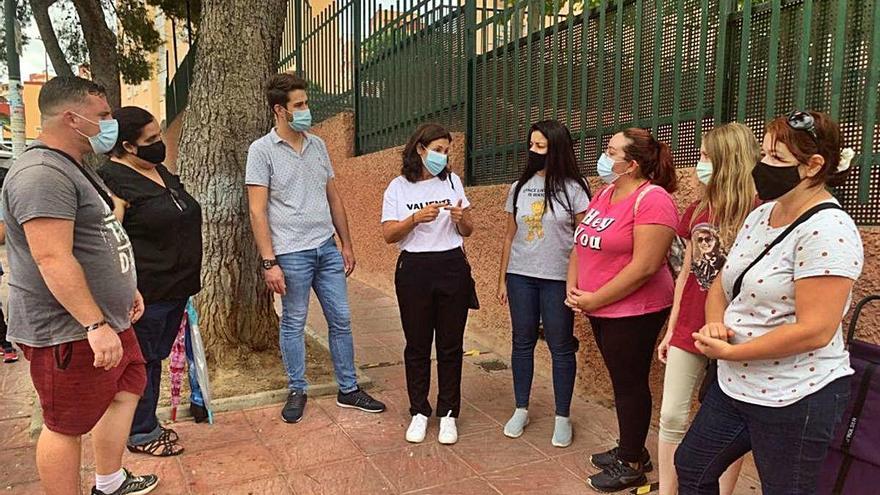 Rodríguez, en el centro, con padres y madres del AMPA.