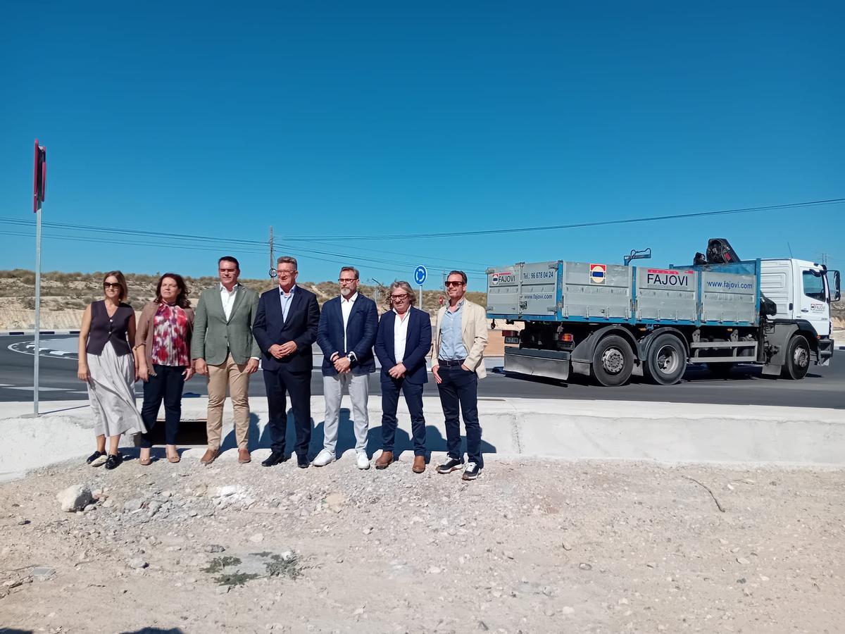 El conseller, en el centro, y los alcaldes de Mutxamel y Busot, entre otras autoridades