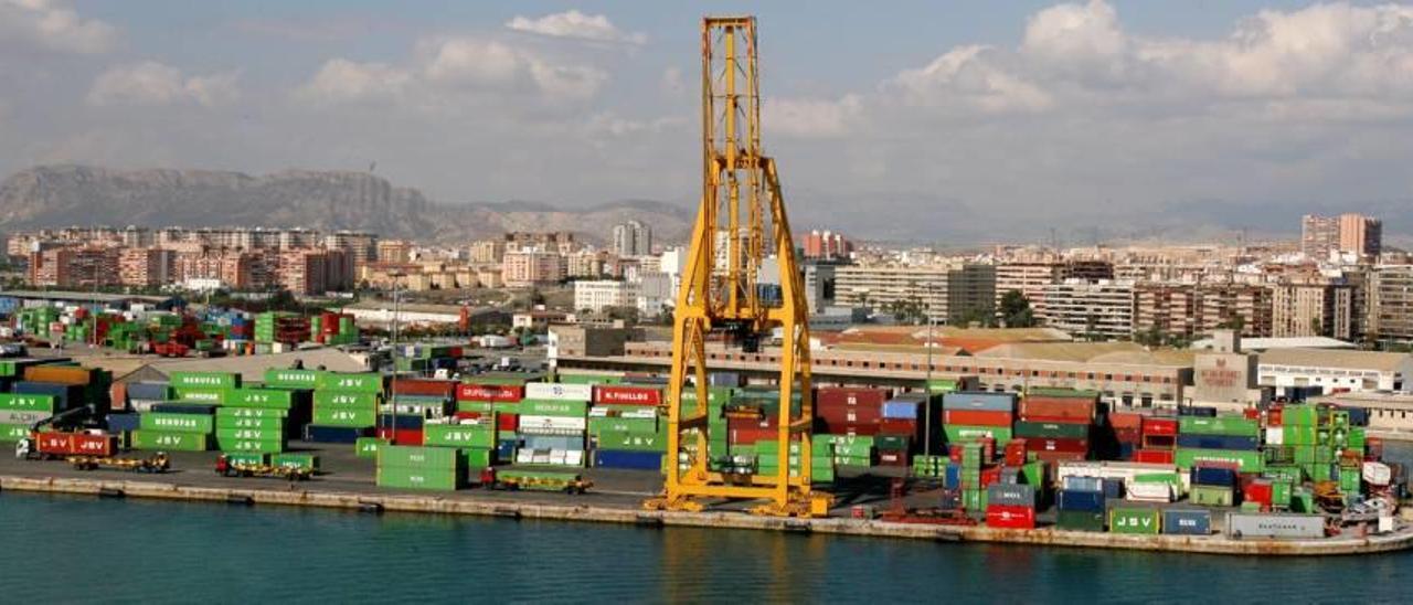 Vista general de una explanada del Puerto de Alicante con contenedores almacenados esperando la llegada de barcos para su embarque.