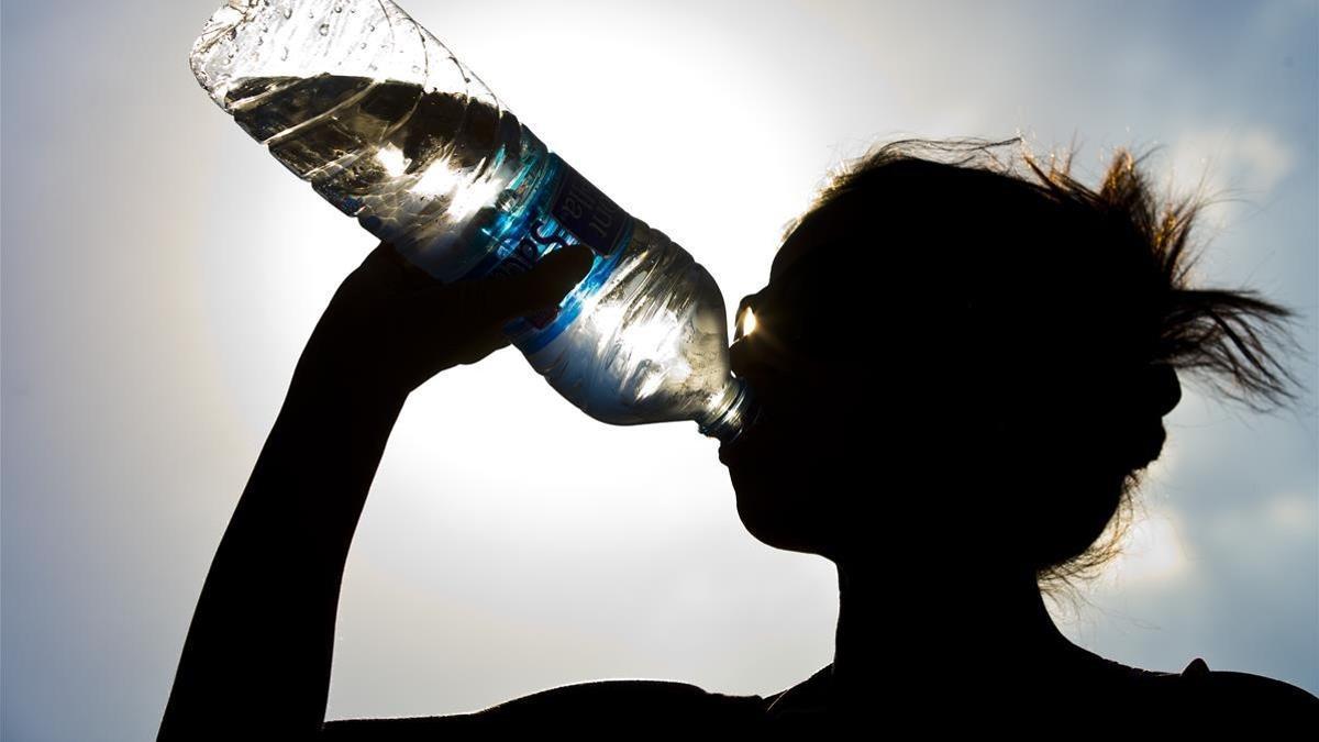 una joven bebe agua