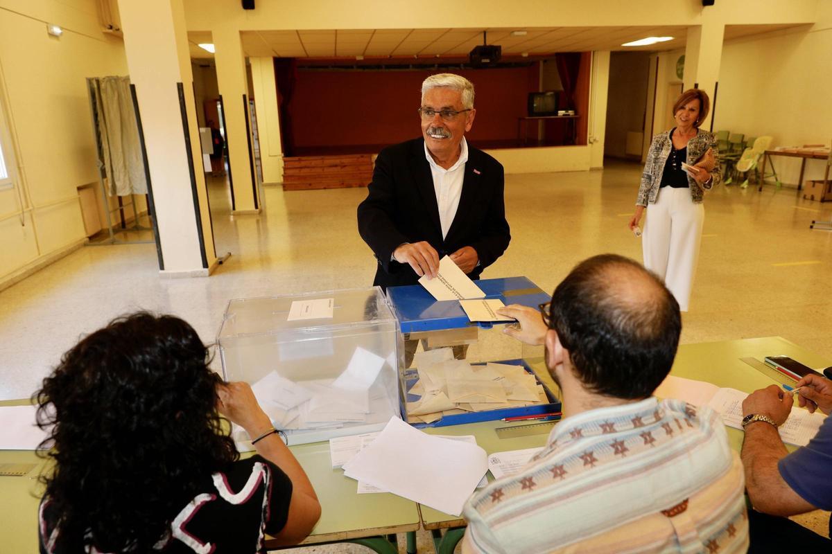 Luis Manuel Flórez, "Floro", candidato del PSOE, votando esta mañana el colegio Lloréu.