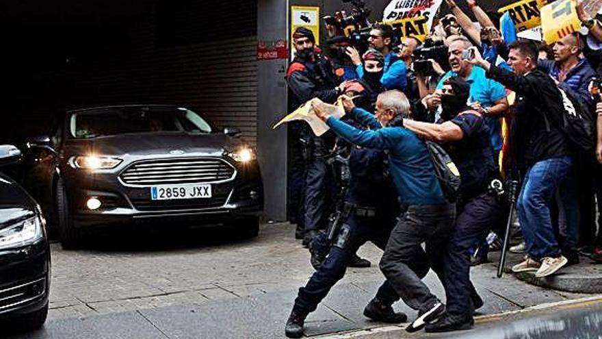 El cotxe de Sánchez surt de l&#039;hospital de Sant Pau increpat per diversos manifestants.