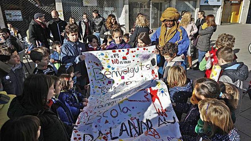 Els nens i nenes de l&#039;escola Balandrau van entregar una carta al patge on demanaven que no es tanqués l&#039;escola.