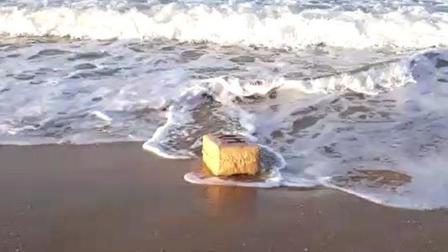 Imagen de archivo de un fardo de hachís en una playa andaluza.