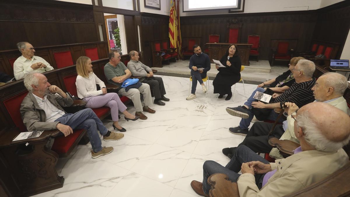 La concejala de Archivos y el alcalde de Sagunt, al presentar la iniciativa.