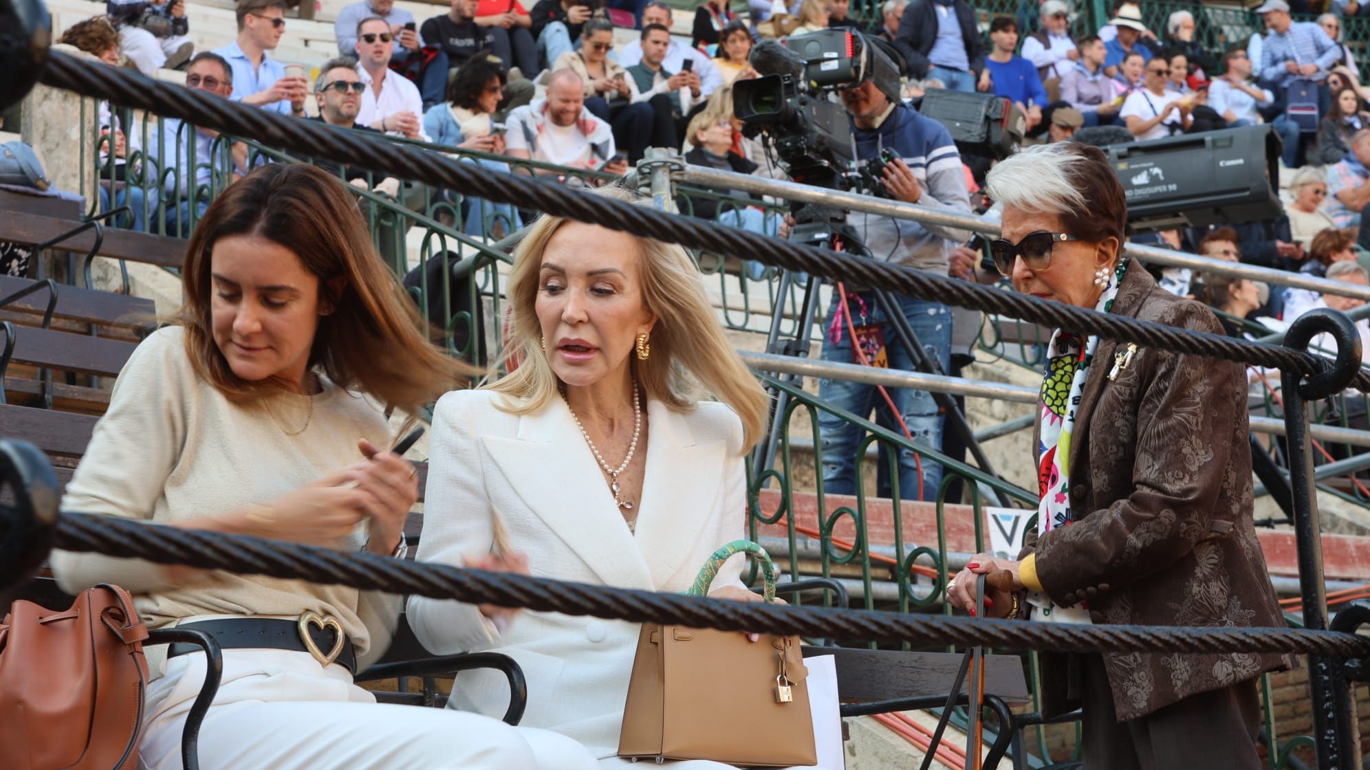 Vicente, Carmen Lomana y Enrique Ponce en la corrida de toros del 16 de marzo en València