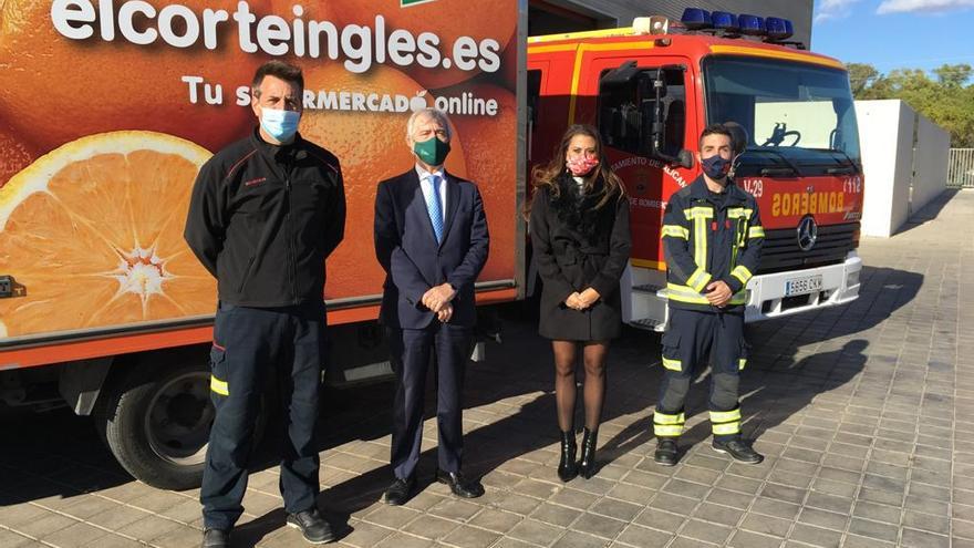 El director de El Corte Inglés con efectivos de los Bomberos, hoy