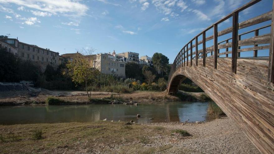 El caudal del Túria fluye tranquilo a los 
pies de Riba-roja de Túria.  |  FERNANDO
 BUSTAMANTE