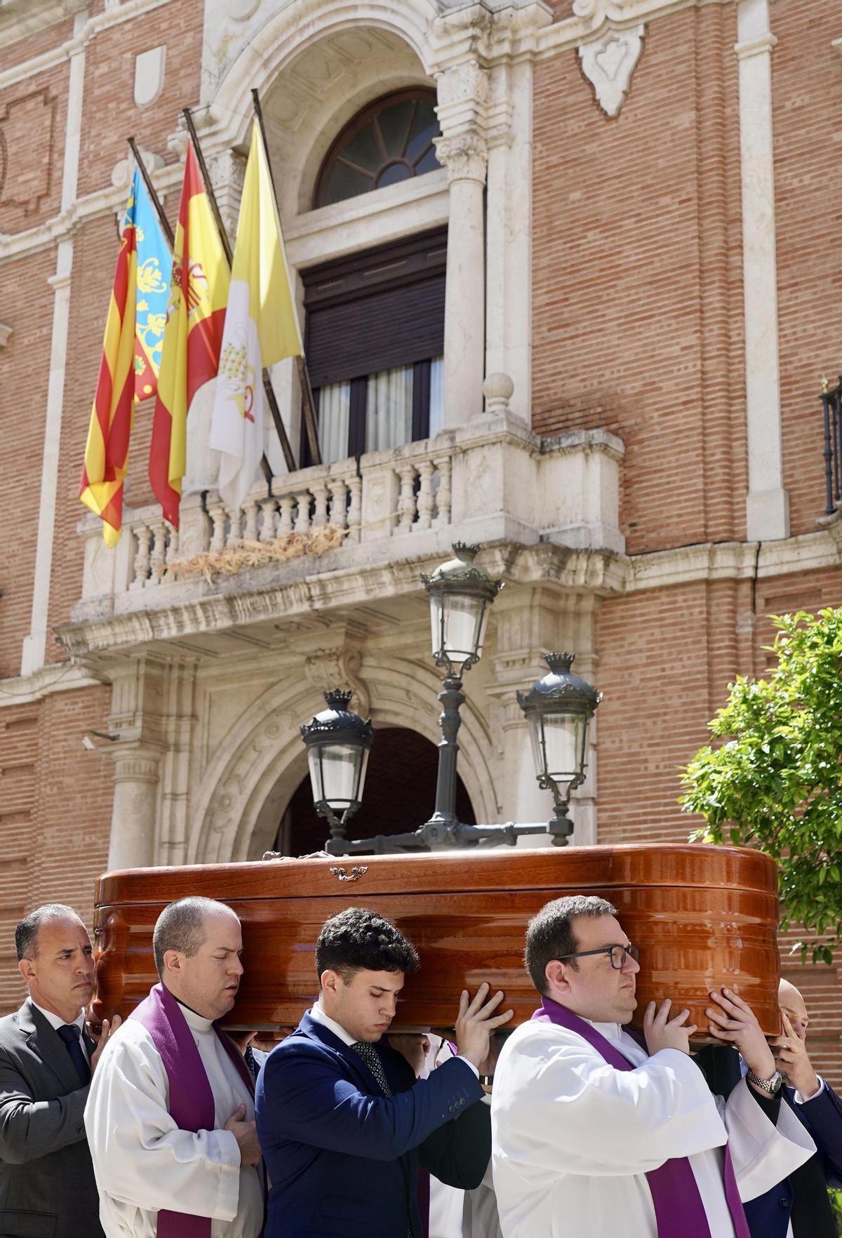 El féretro fue trasladado a hombros desde el palacio arzobispal a la Seu.