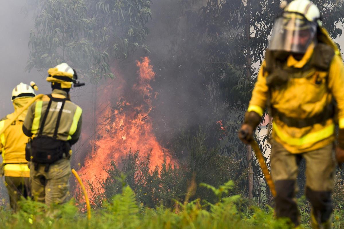 Algunos de los equipos de emergencias durante las labores de extinción en O Outeiro.