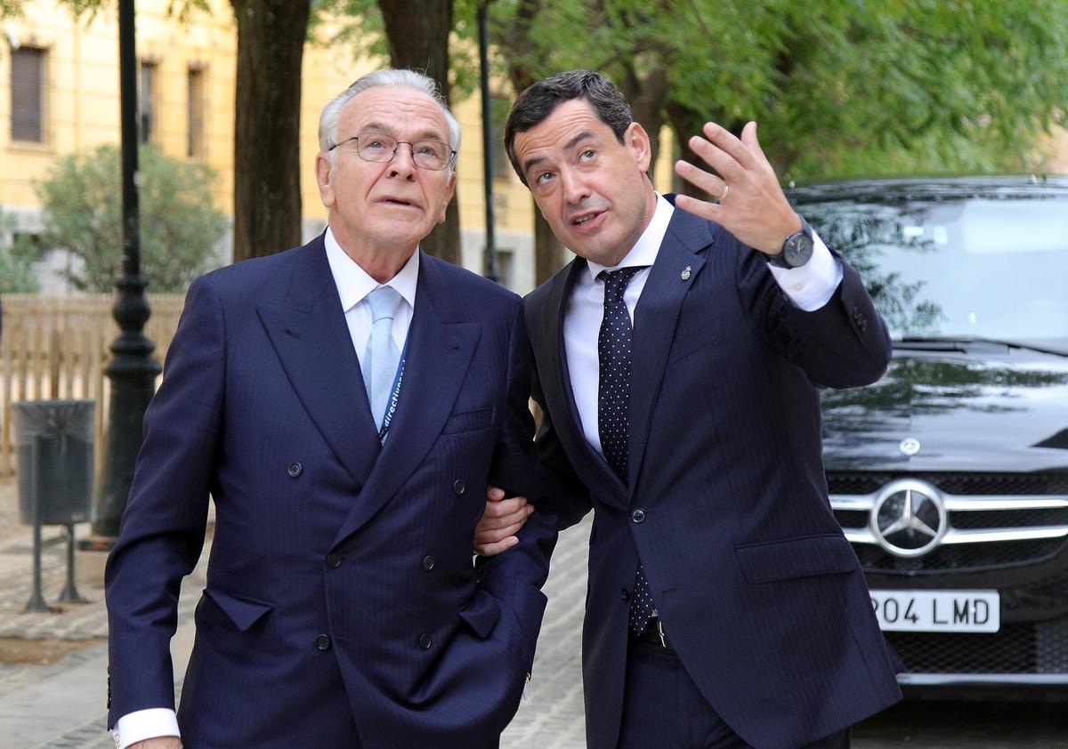 El presidente de la Junta de Andalucía, Juanma Moreno, y el presidente de la Fundación "la Caixa", Isidro Fainé, en la firma del convenio marco entre ambas instituciones en Granada.