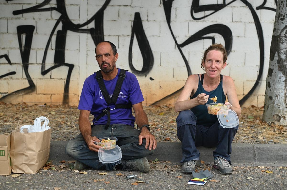 Fermín y Marta, dos voluntarios en la zoña de Peña Oroel, en un breve descanso en el aparcamiento de Escolapios de Jaca.