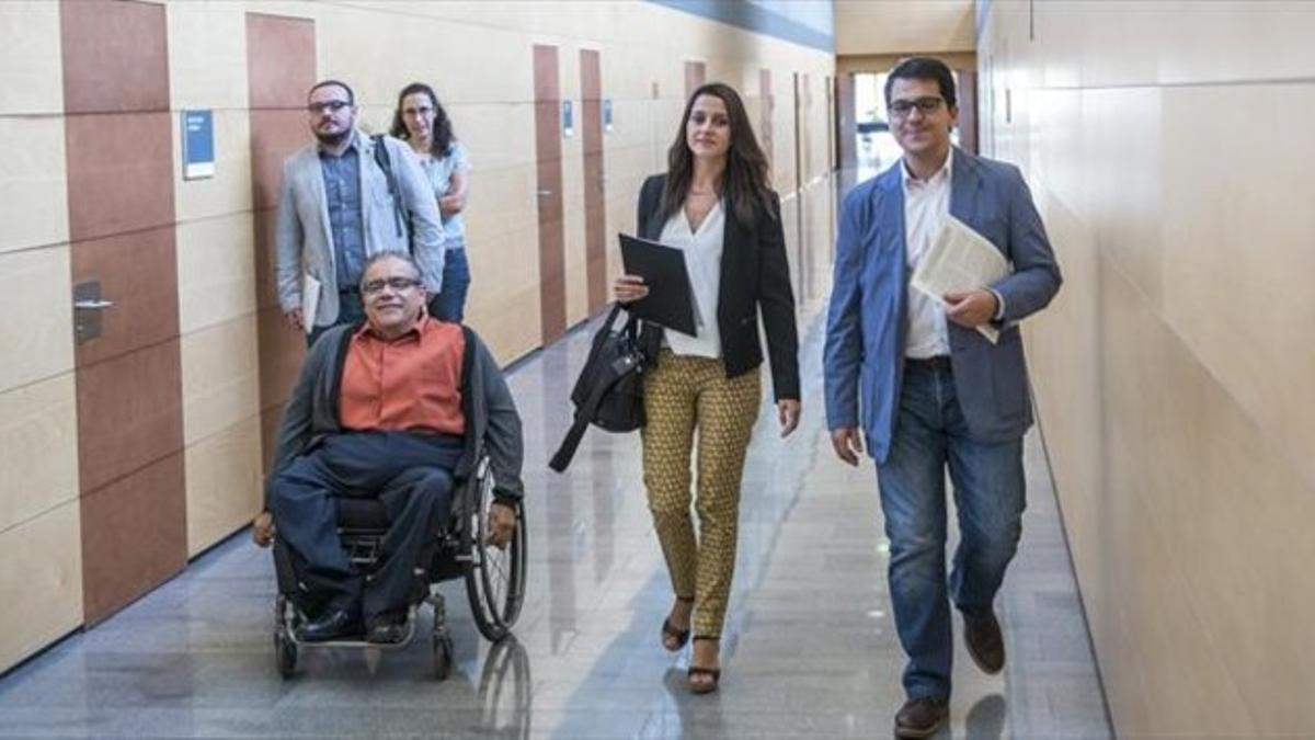 Inés Arrimadas, con el Comitè Català de Representants de Persones amb Discapacitat, este lunes, 22 de septiembre.