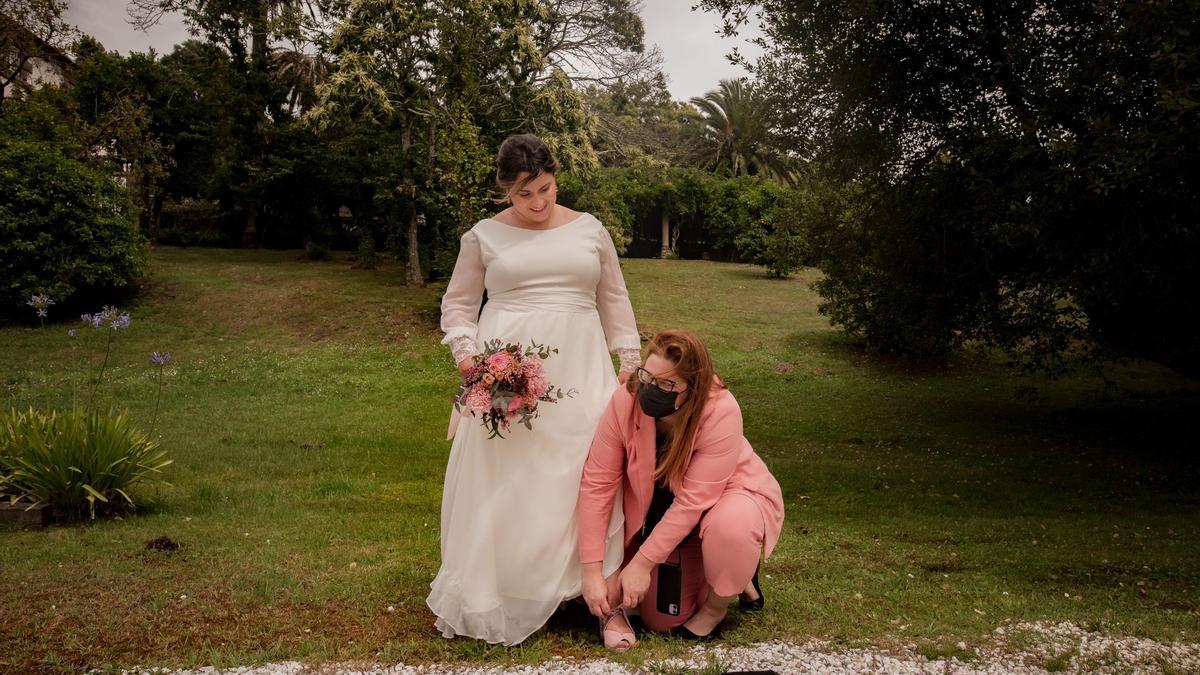 Silvia ayudando a otra de las novias que tuvo este año, fotografiadas por Pájaros en mi Cabeza