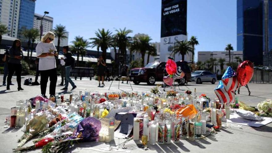 Velas y flores en recuerdo de las víctimas en Las Vegas.