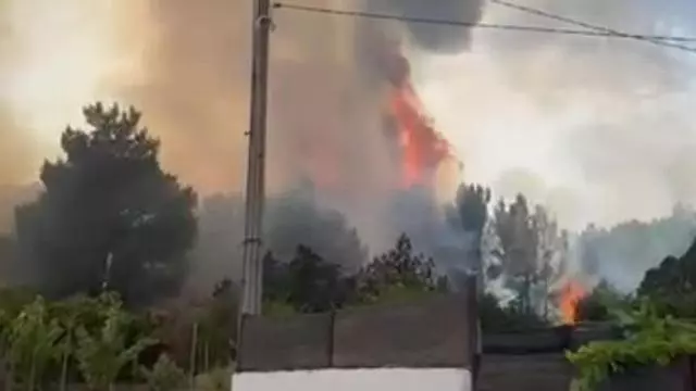 Incendio forestal en Sant Josep pone en peligro las viviendas de la zona