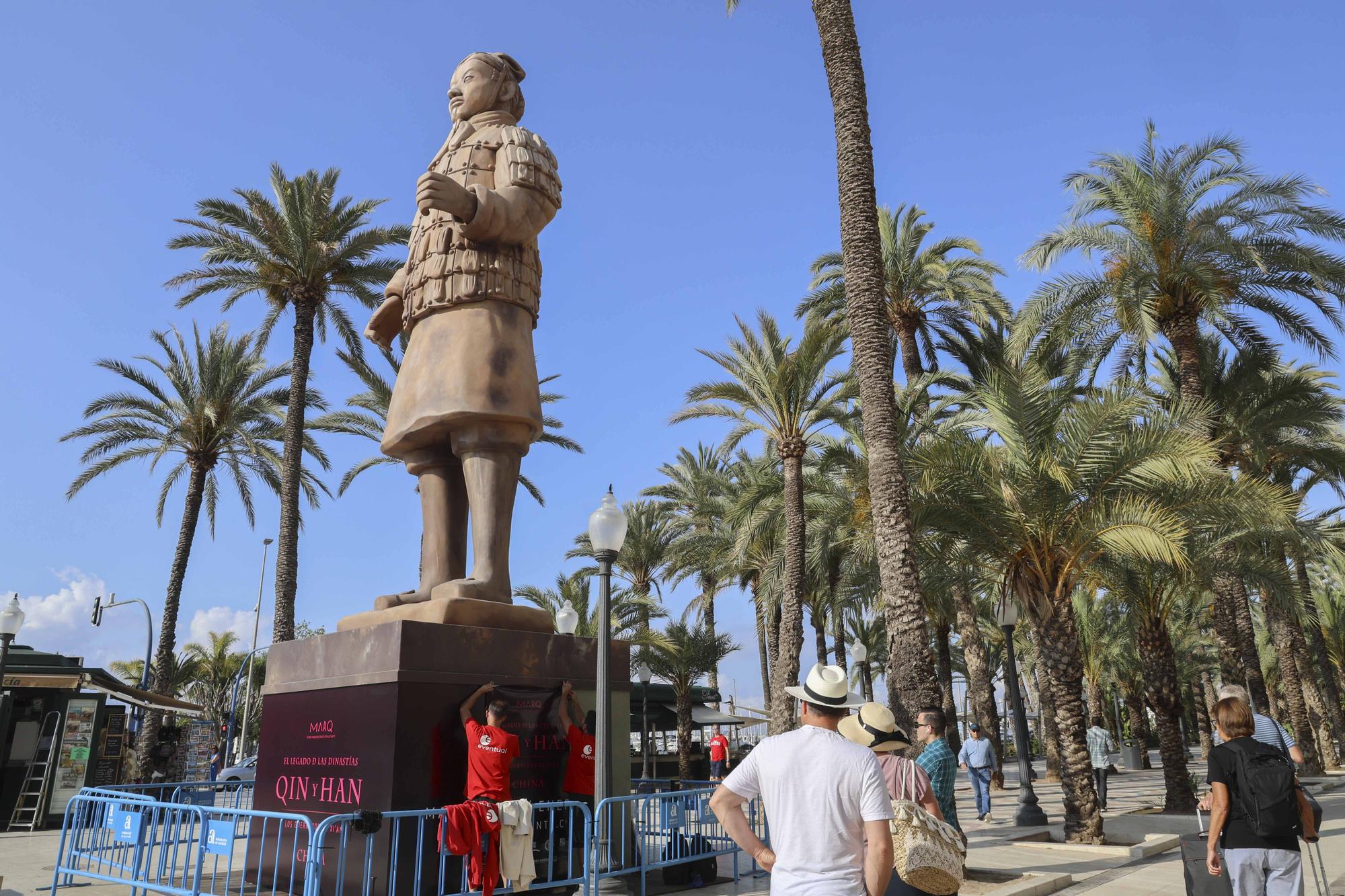 Un guerrero de Xian gigante custodia la Explanada de Alicante