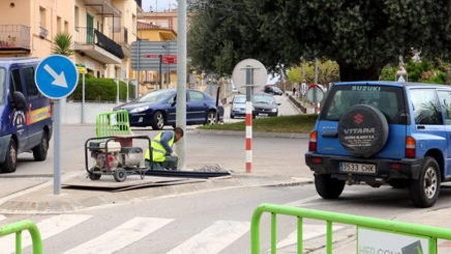 Els tècnics que comencen els treballs per instal·lar les càmeres