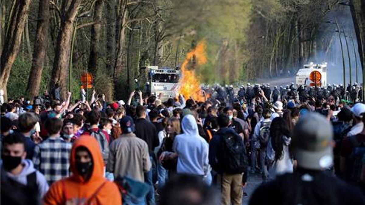 Agentes de la Policía belga se enfrentan a manifestantes en el parque Bois de la Cambre.