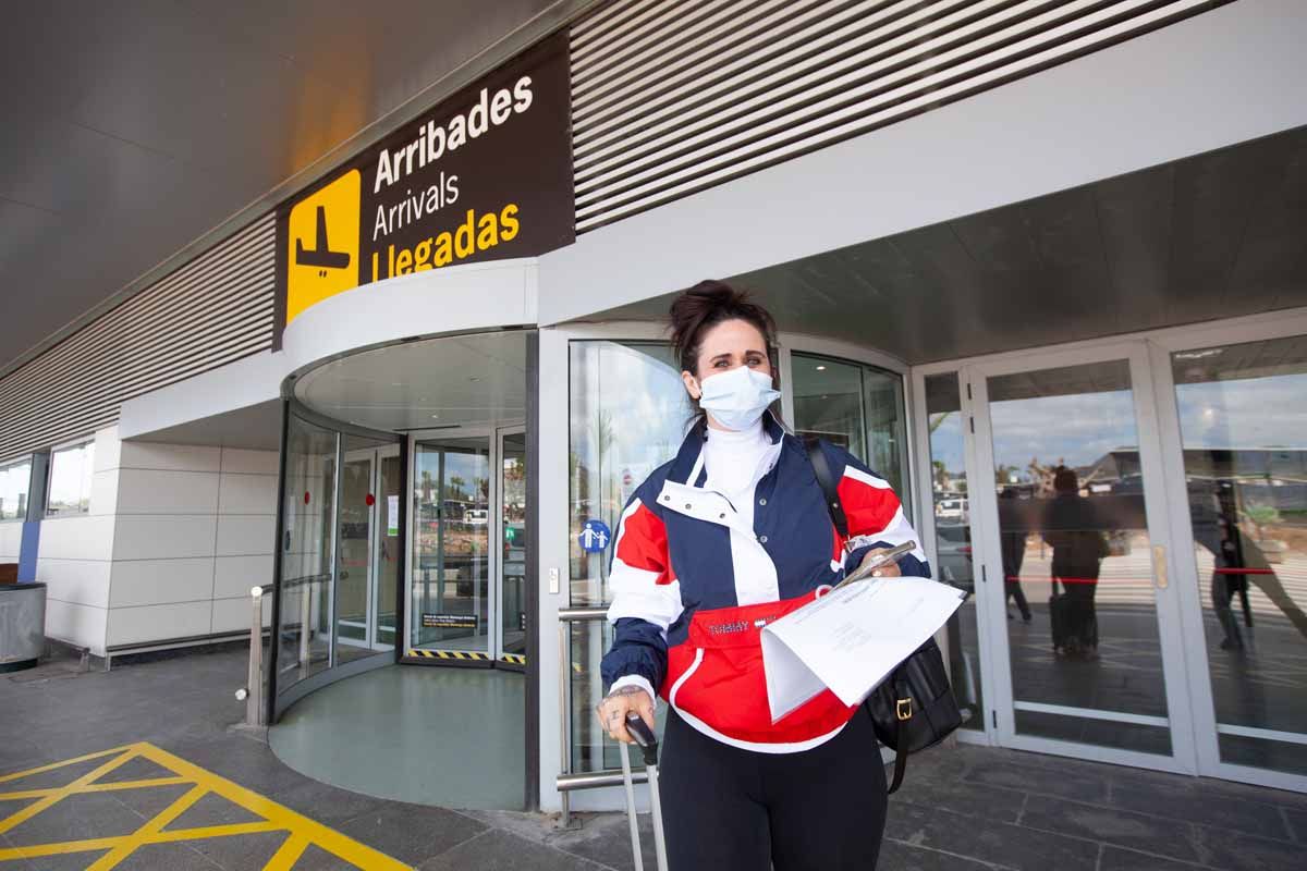 Turistas con cuentagotas en el aeropuerto de Ibiza