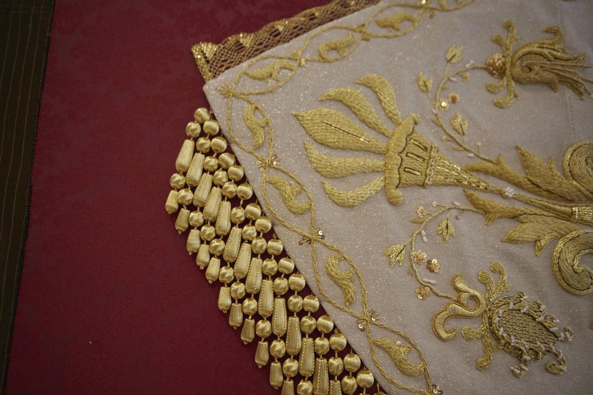 Así es el manto de la Virgen "Un poco de muchos" al detalle Así es el manto de la Virgen "Un poco de muchos" al detalle