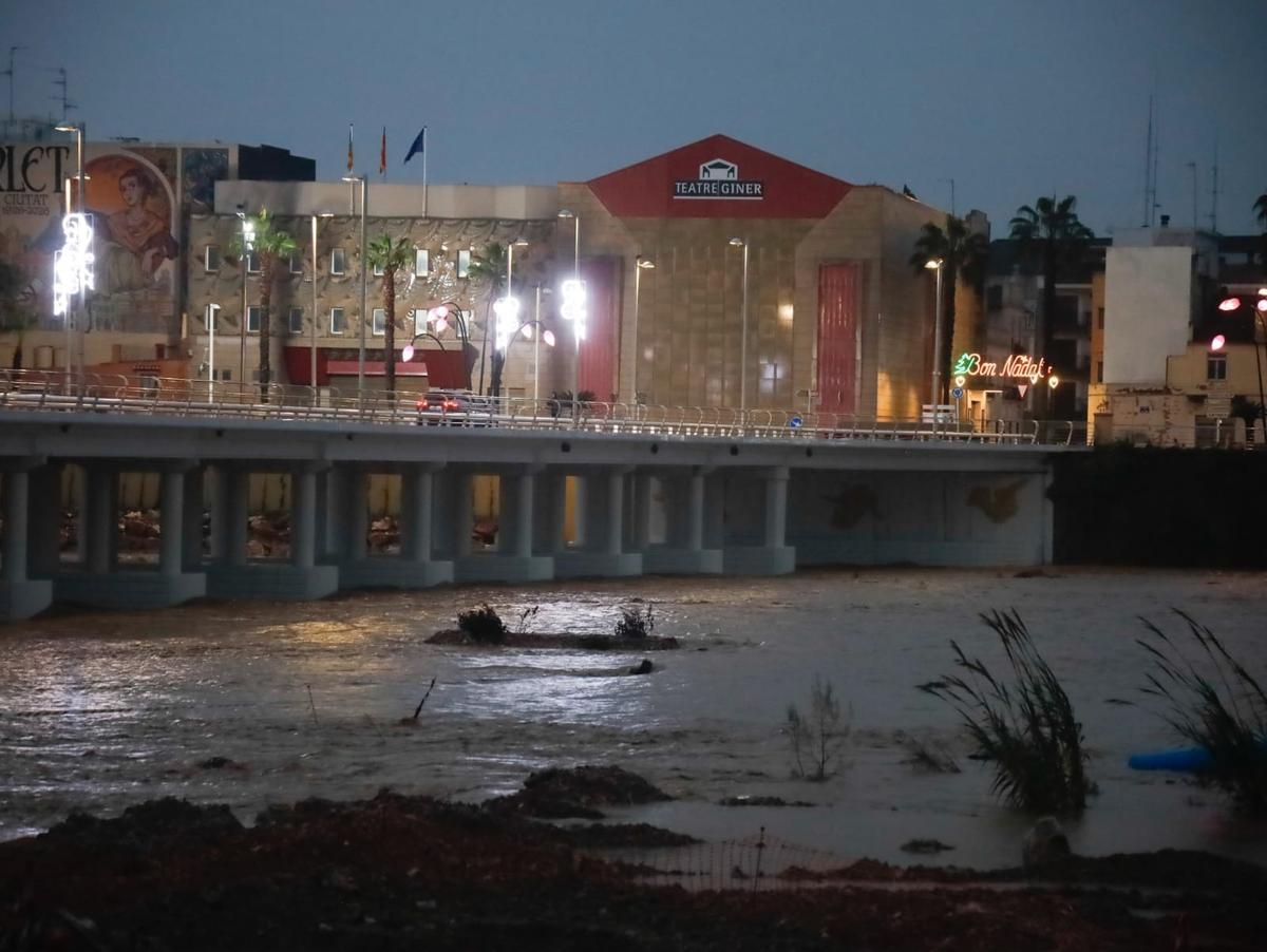 El río Magro a su paso por Carlet, esta tarde.